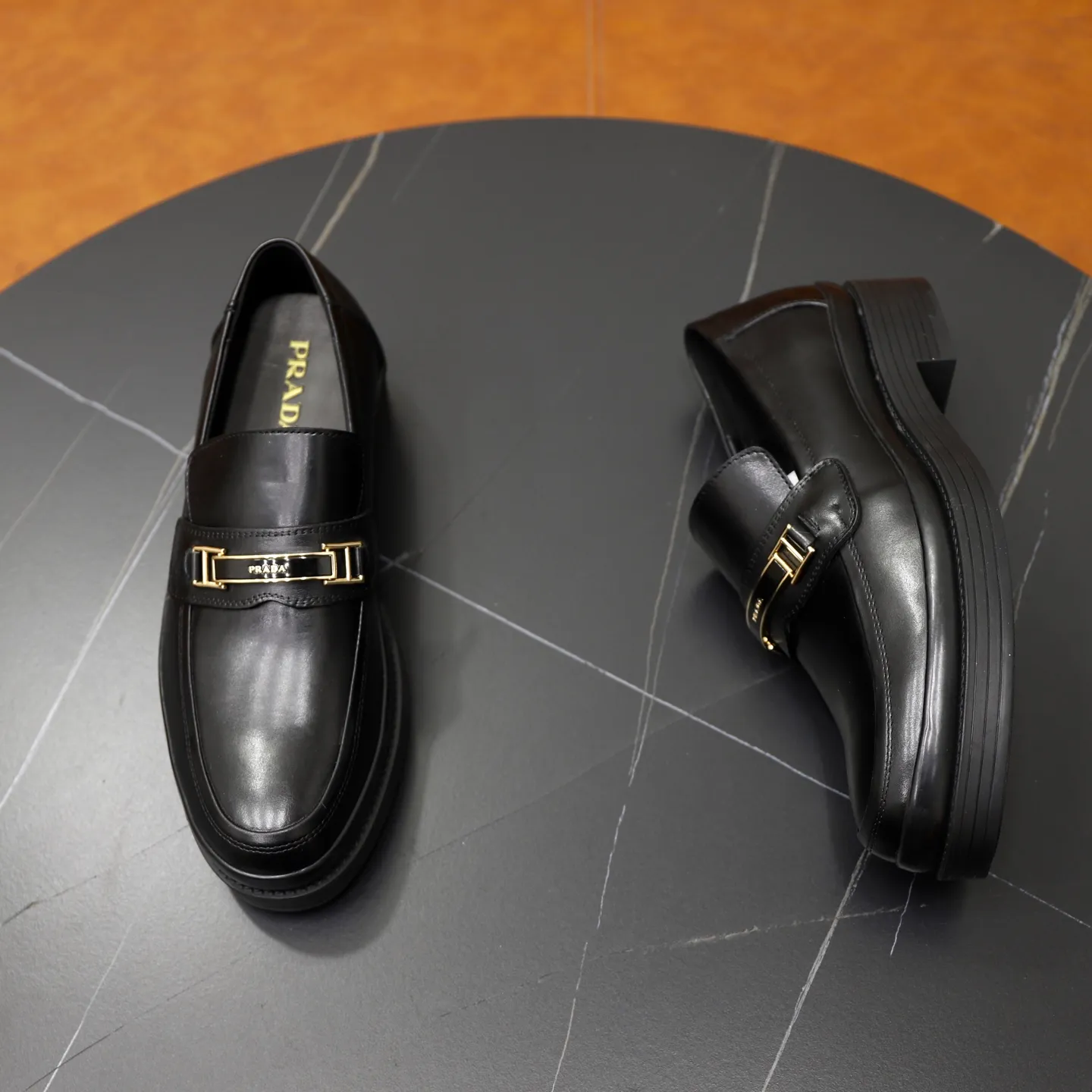 Ex-factory price: 500💰🙅‍♂️🙅‍♂️🙅‍♂️ Brand: PRADA Standard code: Men's code 38-44 (45 can be customized) Grade: Same style as the official website Original order quality Material: Original cowhide surface Comfortable lining Original outsole Style category: Men's fashionable casual leather shoes Distinguished big-name luxury elements Top luxury Color: Color of the actual picture